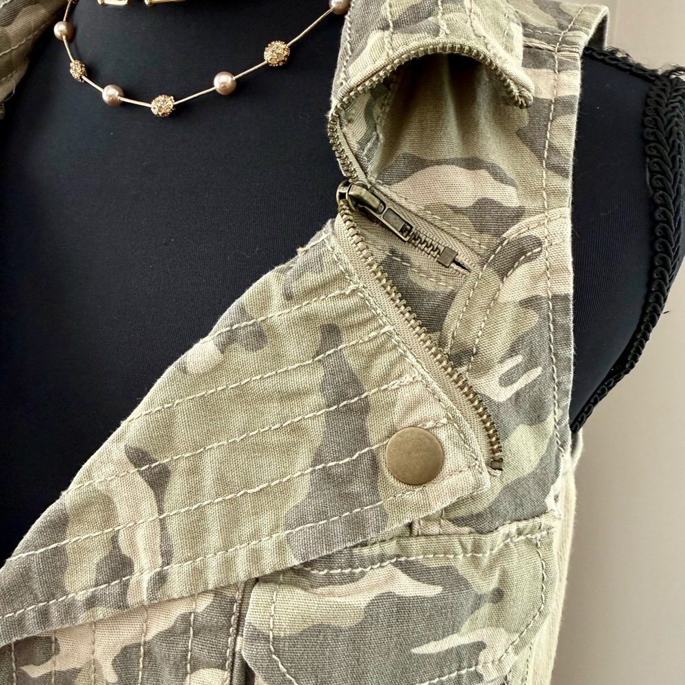 G.I.L.I. Camouflage Sleeveless Utility Vest in Olive & Khaki - Picture 3 of 6